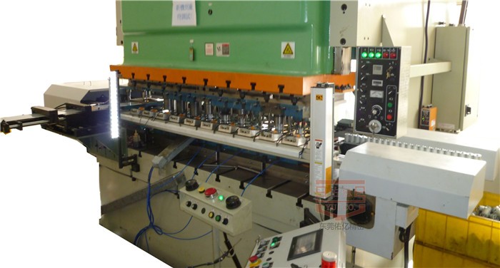 企業(yè)如何在二次元、三次元機(jī)械手中如何做出選擇