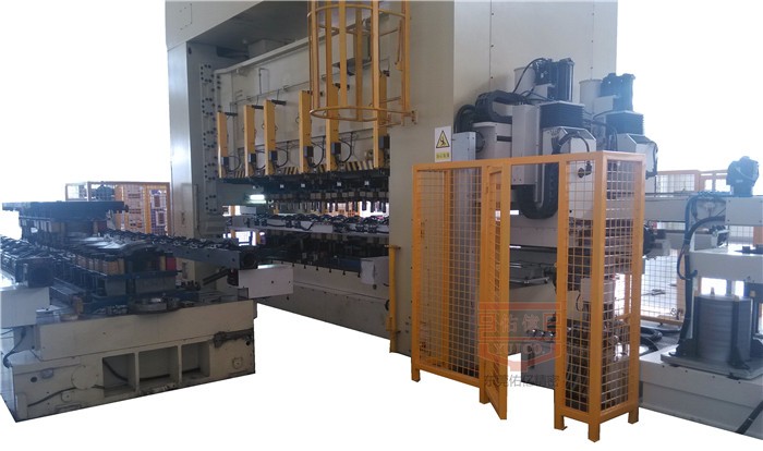 三次元機(jī)械手需要配套哪些設(shè)備使用實(shí)現(xiàn)多工序沖壓生產(chǎn)？