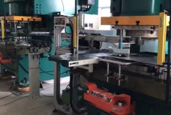 材料架、整平機(jī)、偏擺送料機(jī)、連桿式機(jī)械手+9臺沖床